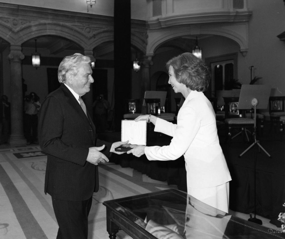 Piero Farulli riceve dalla Regina di Spagna il Premio Yehudi Menuhin