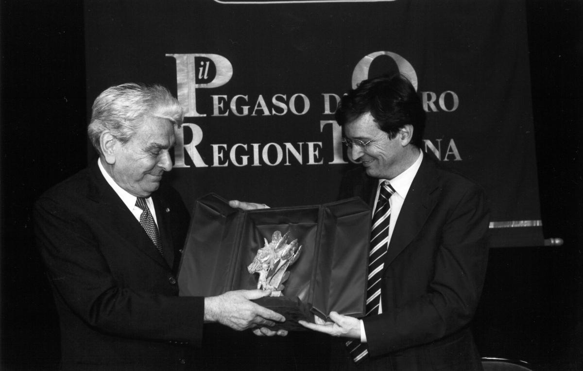 Piero Farulli riceve il Pegaso d'Oro straordinario della Regione da Claudio Martini (2001)