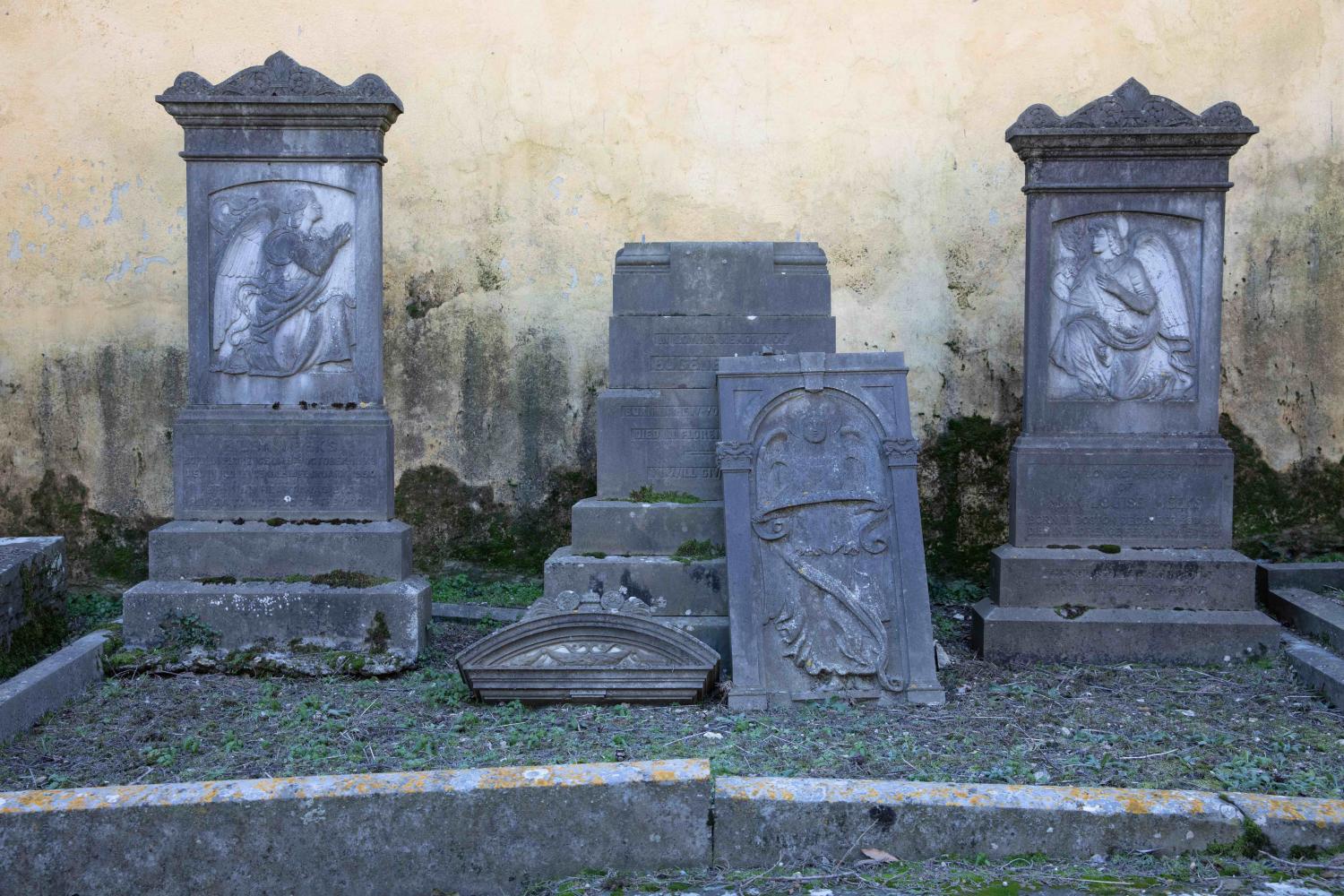 9_ Cimitero degli Allori_Tre stele figurate di Attilio Formilli (B VII 28-30) nella sepoltura del pittore americano Eugene Meeks, della moglie May e della figlia Hilda_ph Alessandro Moggi