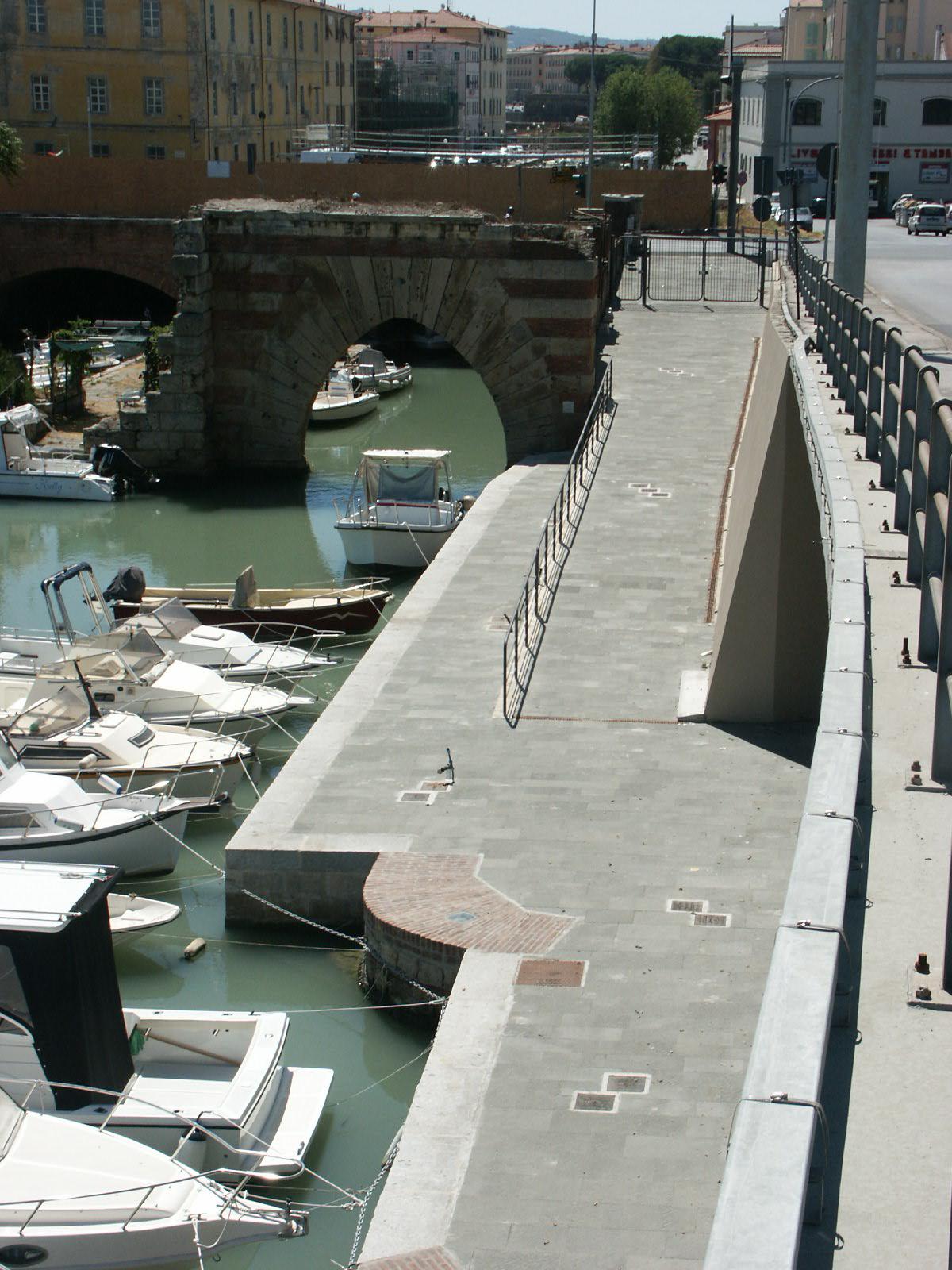 Lastrico di Pietra Macigno di Greve finitura subbiata - Livorno