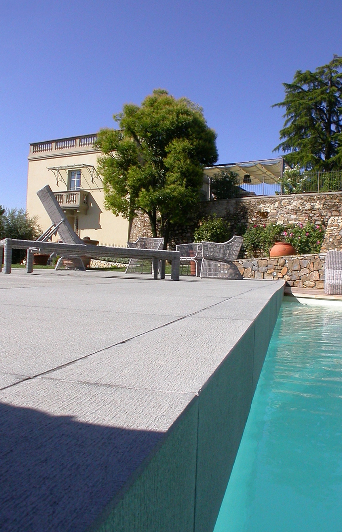 Bordo Piscina di Pietra Macigno finitura martellina a mano