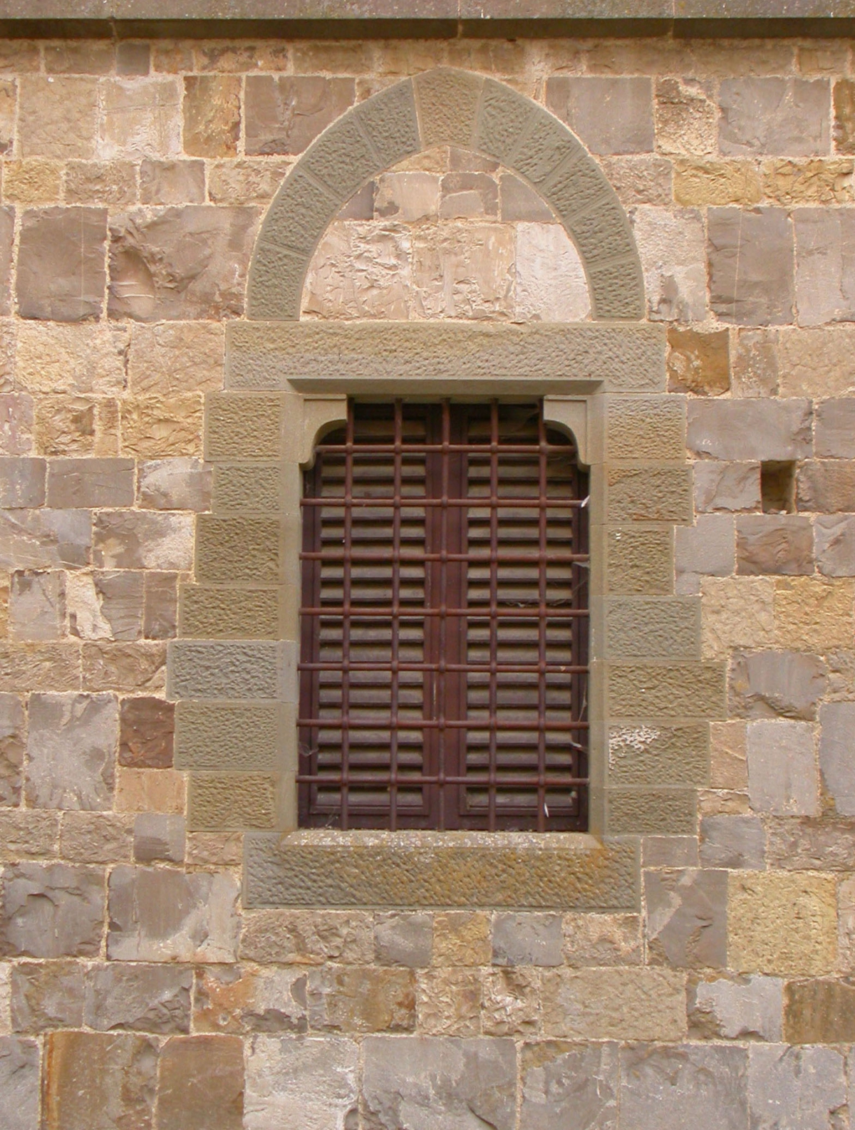 Cornice di Pietra Forte lavorata alla punta