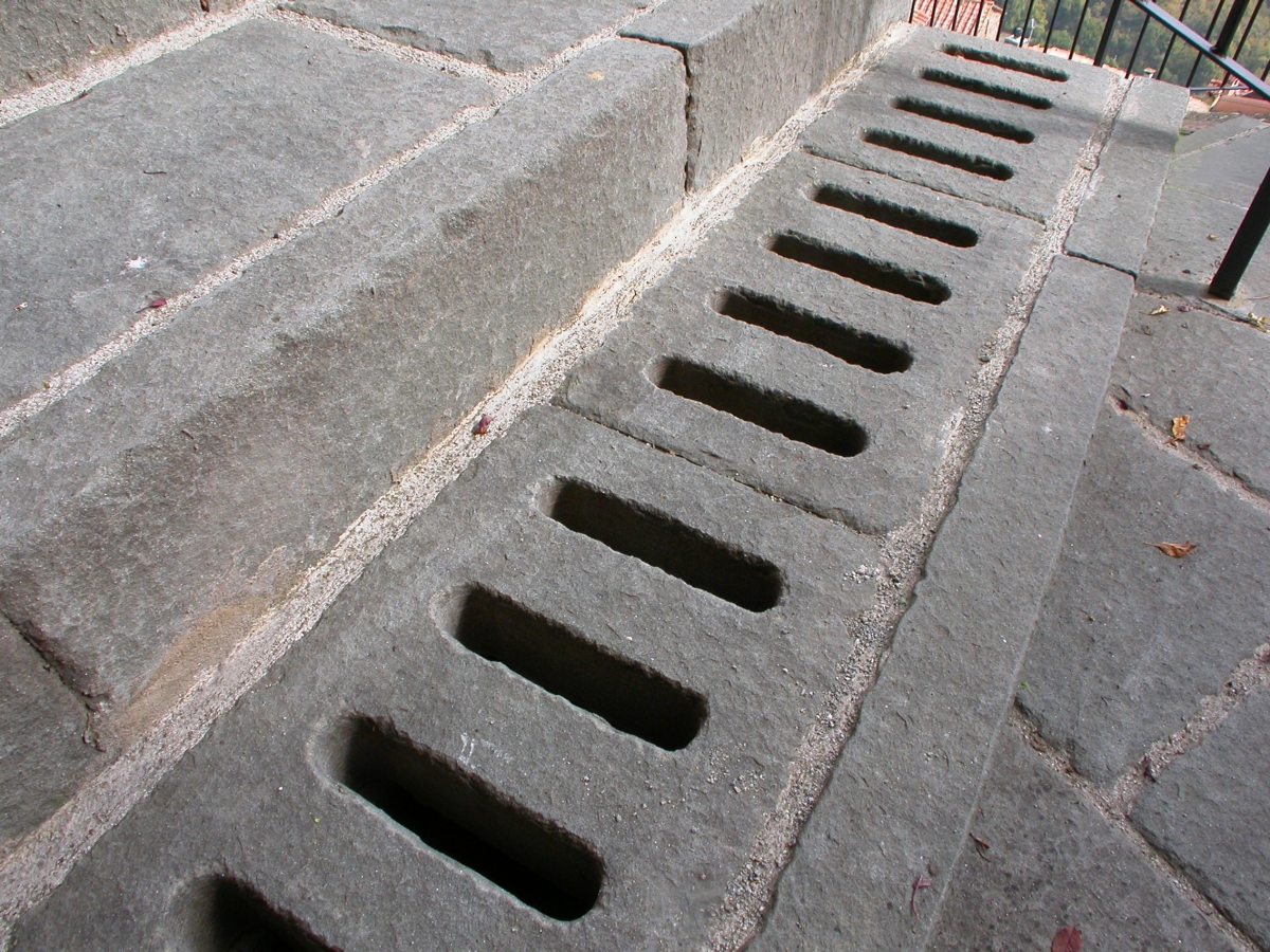 Caditoia con asole finitura fiammata di Pietra Macigno di Greve