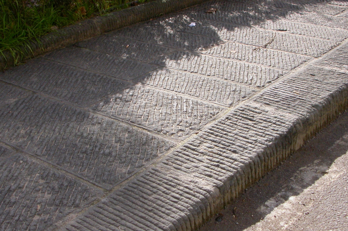 Banchina subbiata spigolo stondato di Pietra Macigno di Greve