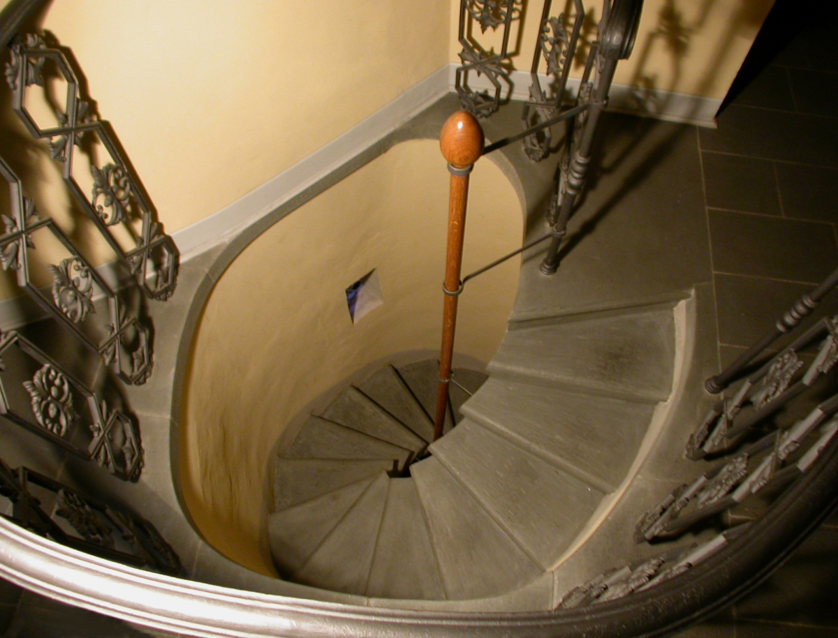 Scala a chiocciola massello di Pietra Macigno di Greve