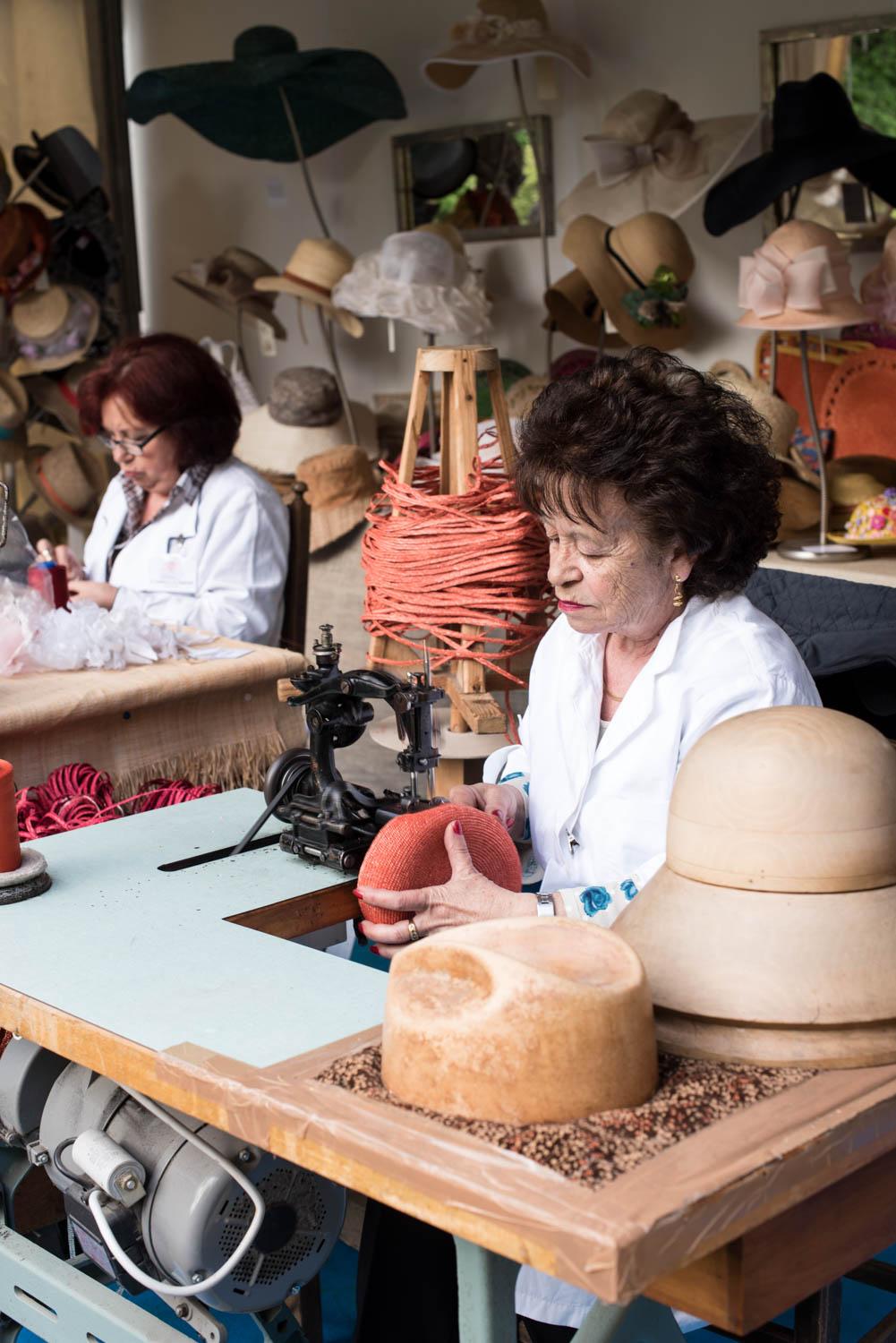 lavorazione di cappelli