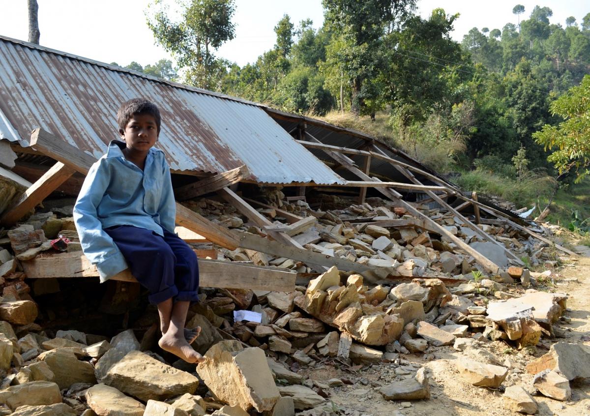 Uczeń zniszczonej szkoły podstowowej w Netrawoti, Nepal, 2016. Fot. PAH