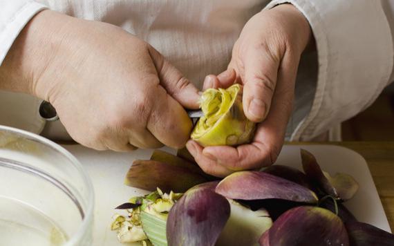 Tagliare le verdure: tornire i carciofi