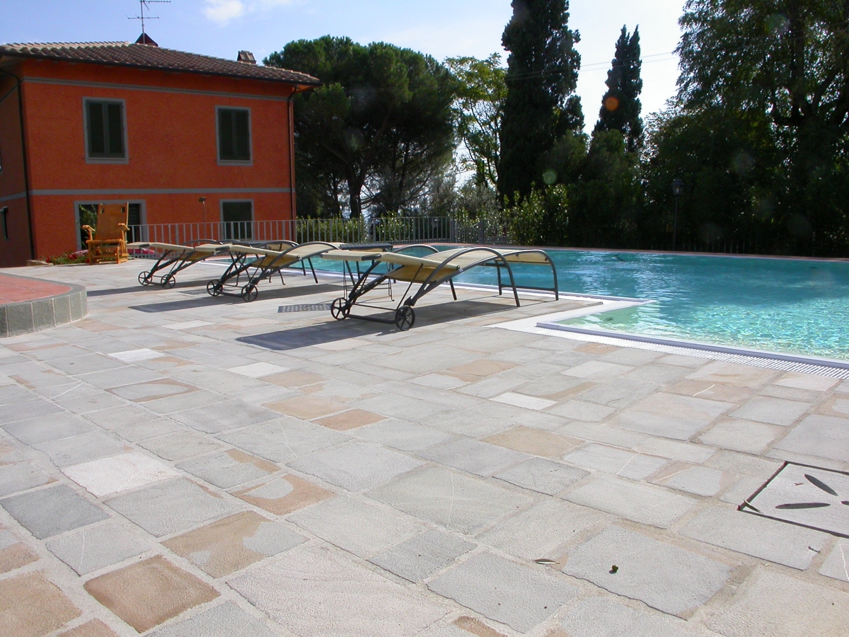 Flooring of Pietraforte finishing bush-hammered