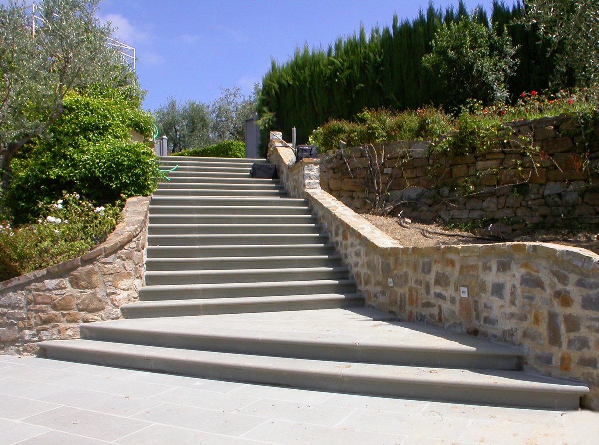 Stair of Pietra Macigno of Greve finishing in bastone listello e gola finitura martellina a mano