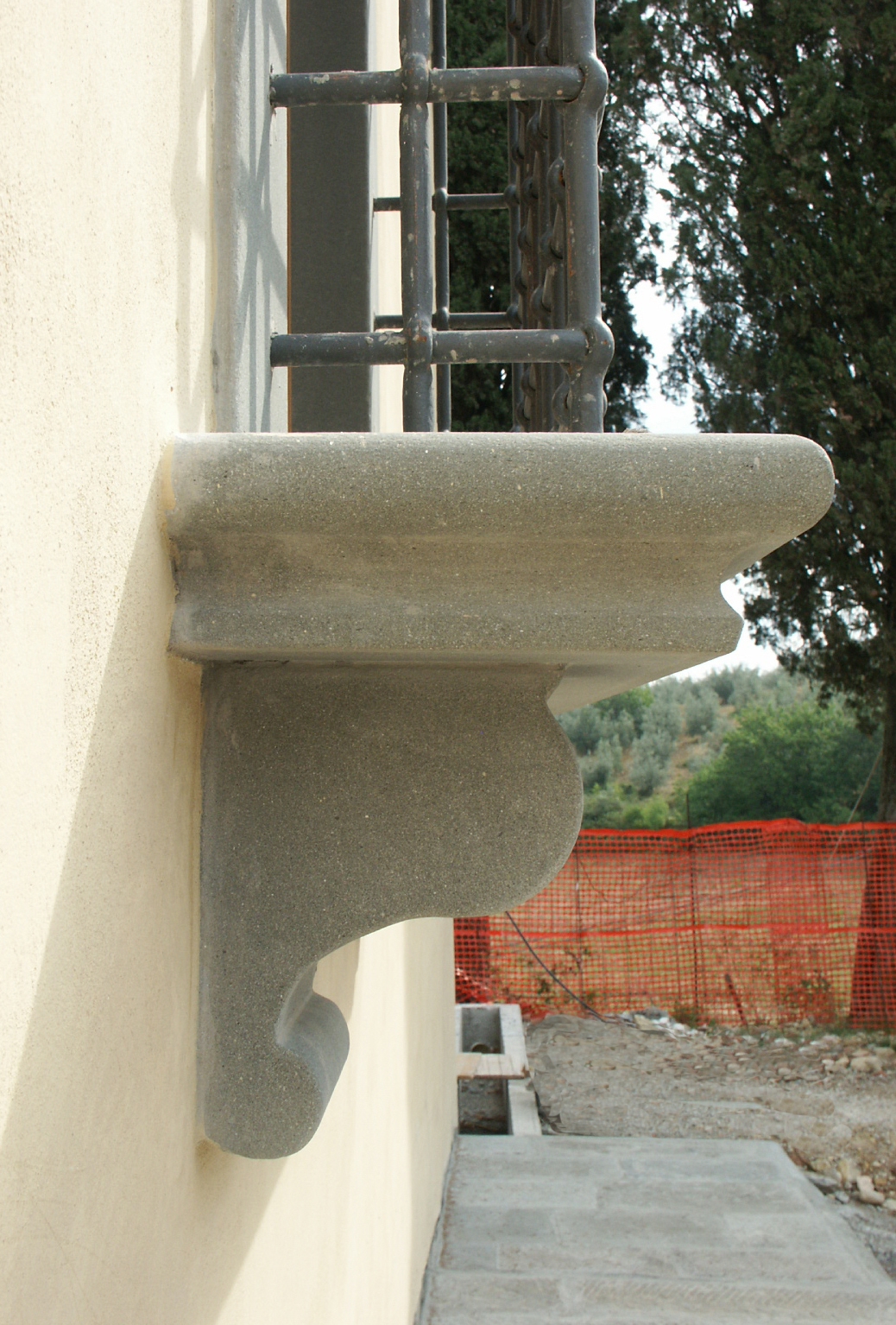 Window Sill sagomato of Pietra Macigno of Greve