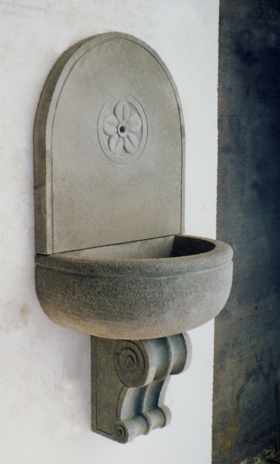 Decorated Fountain with semi-circular catino finishing subbiata Pietra Macigno of Greve