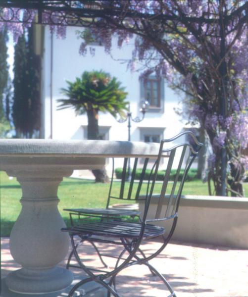 Circular table of pietra macigno of Greve