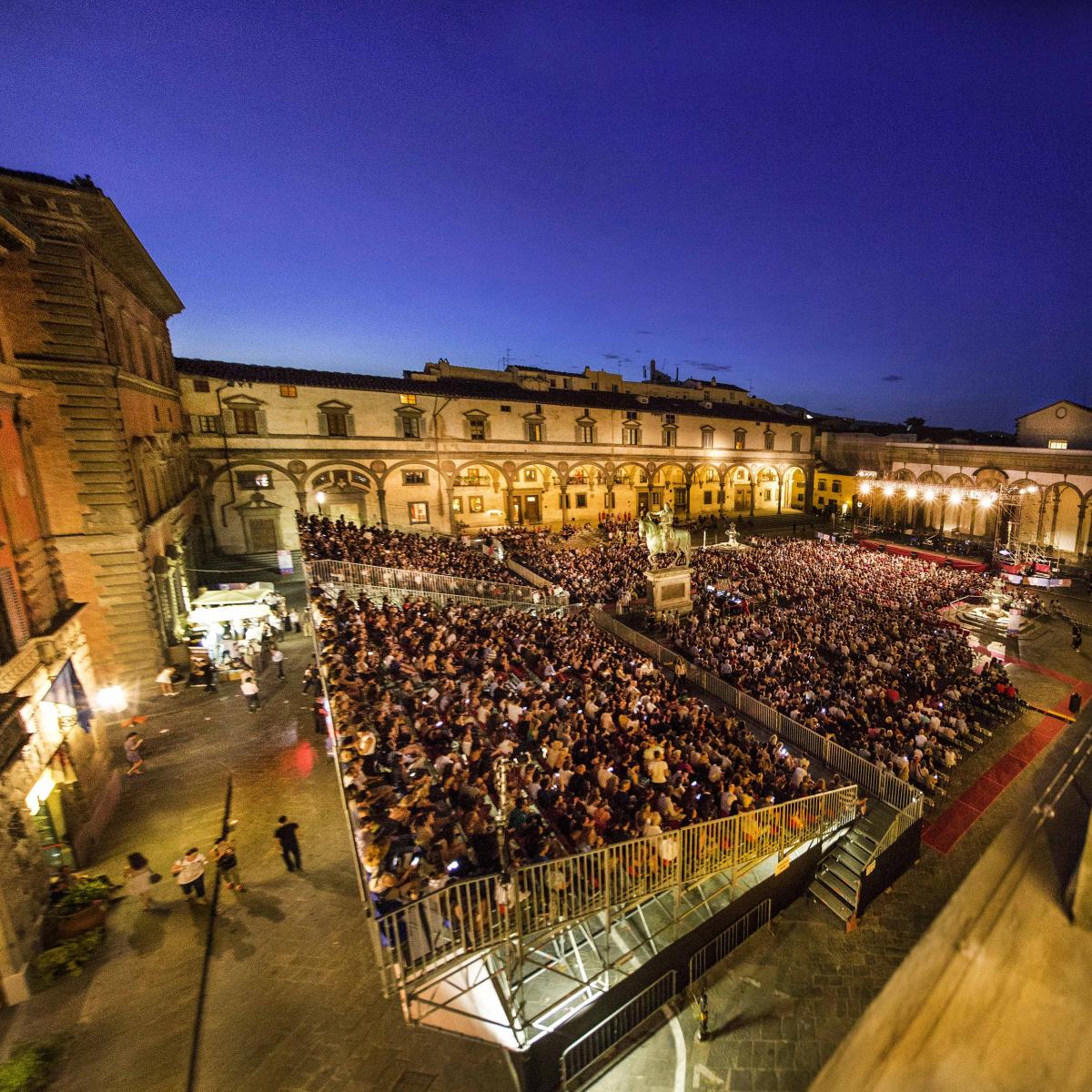 Show in Piazza Santissima Annunziata