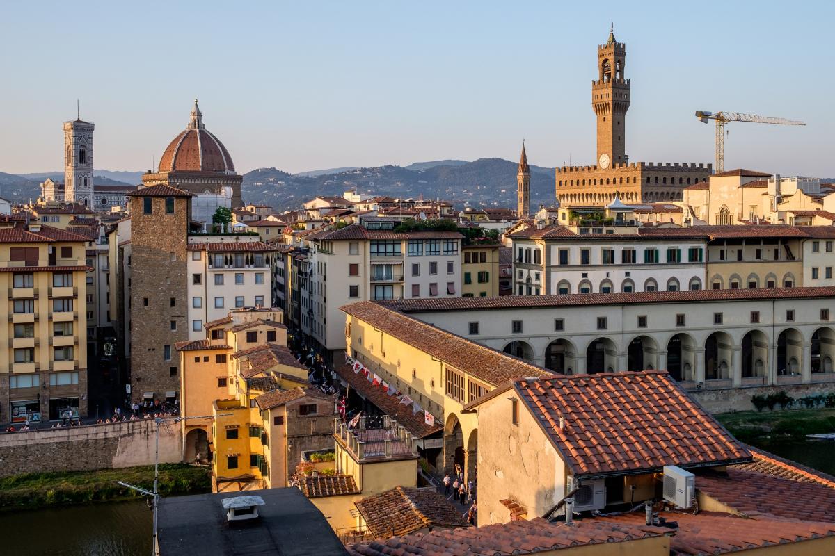 Blick auf den Ponte Vecchio und den Vasari-Korridor