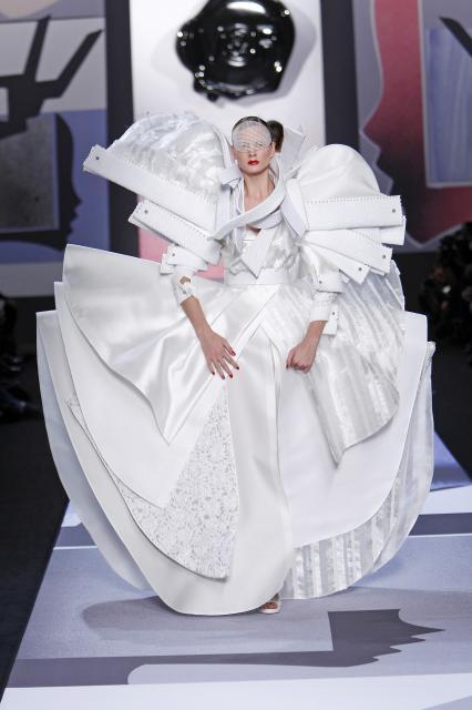 Irina Kulikova Viktor&Rolf 2011